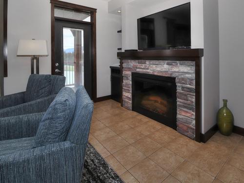 822A - 800 Bighorn Boulevard, Radium Hot Springs, BC - Indoor Photo Showing Living Room With Fireplace