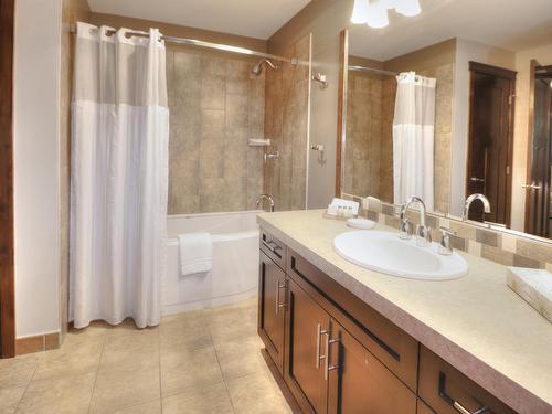 822A - 800 Bighorn Boulevard, Radium Hot Springs, BC - Indoor Photo Showing Bathroom