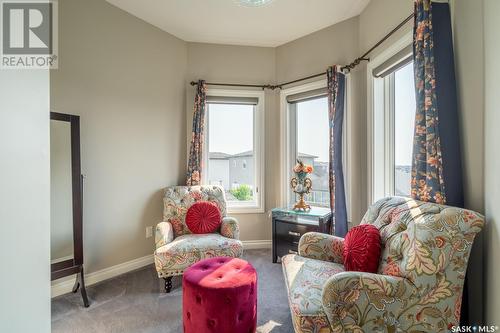 5330 Mckenna Crescent, Regina, SK - Indoor Photo Showing Living Room