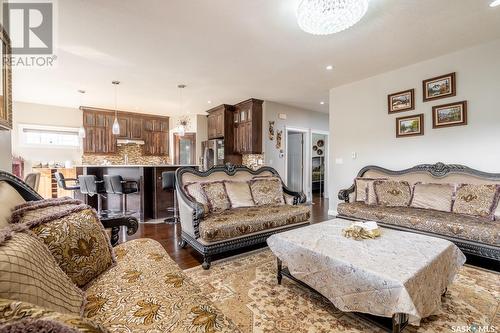 5330 Mckenna Crescent, Regina, SK - Indoor Photo Showing Living Room