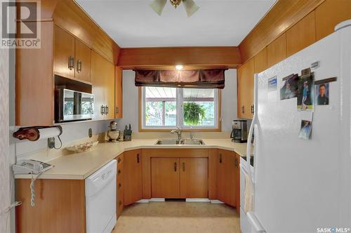 1132 13Th Avenue Nw, Moose Jaw, SK - Indoor Photo Showing Kitchen With Double Sink