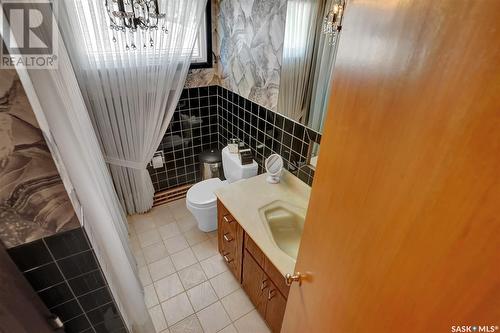 1132 13Th Avenue Nw, Moose Jaw, SK - Indoor Photo Showing Bathroom