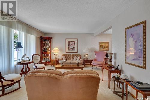 1132 13Th Avenue Nw, Moose Jaw, SK - Indoor Photo Showing Living Room