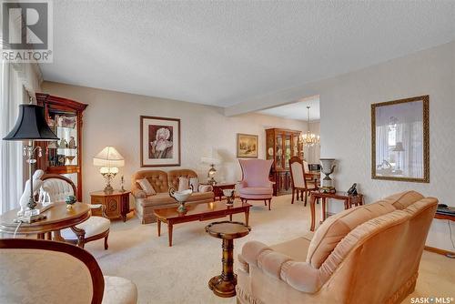 1132 13Th Avenue Nw, Moose Jaw, SK - Indoor Photo Showing Living Room