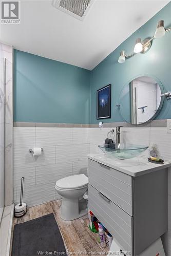 825 Ellrose Avenue, Windsor, ON - Indoor Photo Showing Bathroom