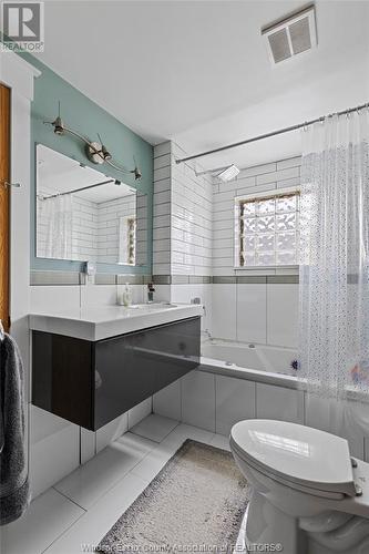 825 Ellrose Avenue, Windsor, ON - Indoor Photo Showing Bathroom