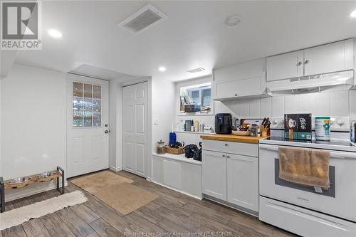 825 Ellrose Avenue, Windsor, ON - Indoor Photo Showing Kitchen