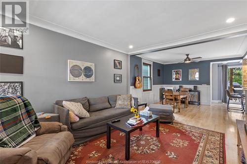 825 Ellrose Avenue, Windsor, ON - Indoor Photo Showing Living Room