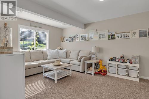 4943 Windsong Crescent, Kelowna, BC - Indoor Photo Showing Living Room