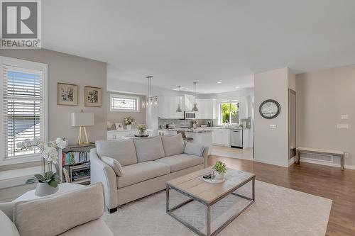 4943 Windsong Crescent, Kelowna, BC - Indoor Photo Showing Living Room