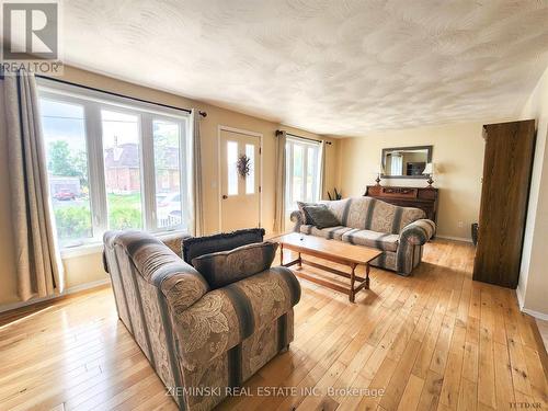 32 Teefy St, Iroquois Falls, ON - Indoor Photo Showing Living Room