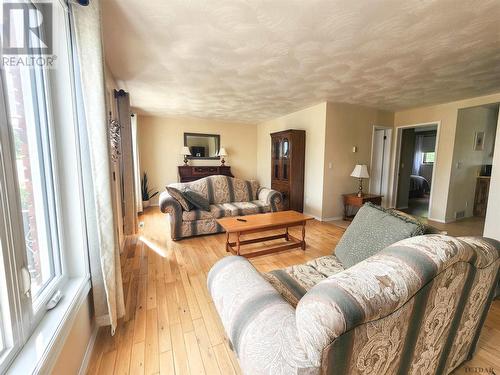 32 Teefy Street, Iroquois Falls, ON - Indoor Photo Showing Living Room