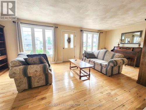 32 Teefy Street, Iroquois Falls, ON - Indoor Photo Showing Living Room