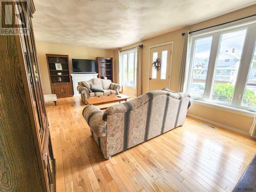 32 Teefy St, Iroquois Falls, ON - Indoor Photo Showing Living Room