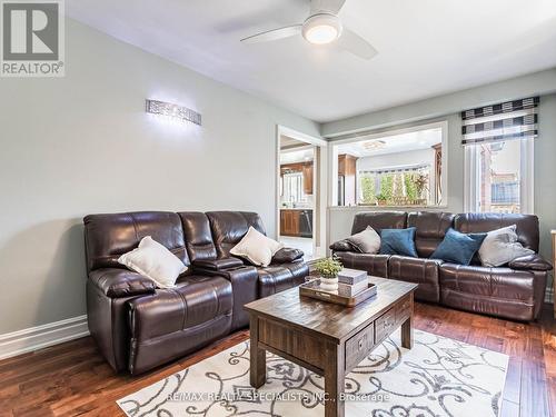 32 Matterdale Avenue, Brampton (Fletcher'S West), ON - Indoor Photo Showing Living Room