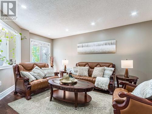 32 Matterdale Avenue, Brampton (Fletcher'S West), ON - Indoor Photo Showing Living Room