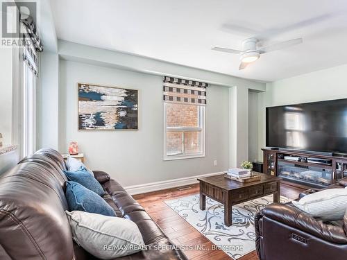 32 Matterdale Avenue, Brampton (Fletcher'S West), ON - Indoor Photo Showing Living Room