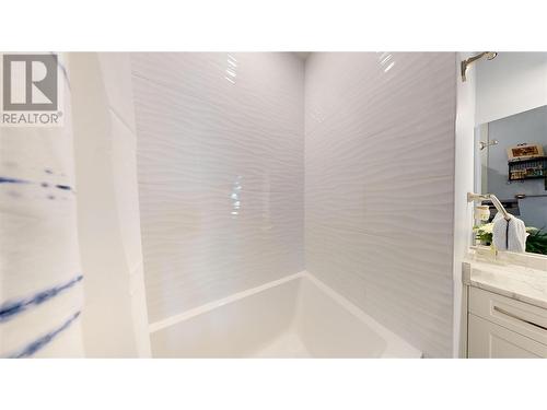 2526 Waverly Drive, Blind Bay, BC - Indoor Photo Showing Bathroom