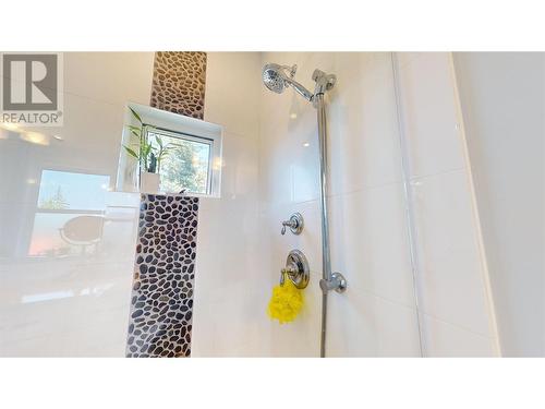 2526 Waverly Drive, Blind Bay, BC - Indoor Photo Showing Bathroom