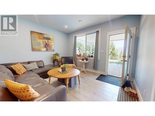 2526 Waverly Drive, Blind Bay, BC - Indoor Photo Showing Living Room