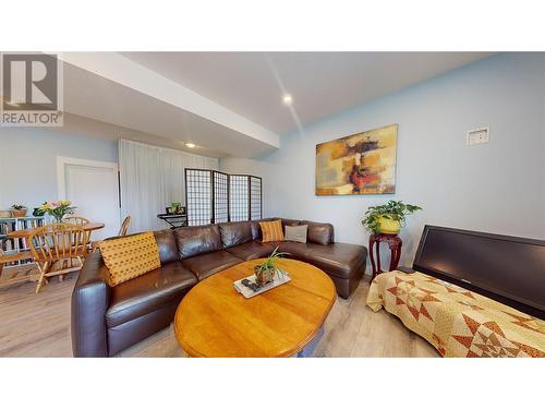 2526 Waverly Drive, Blind Bay, BC - Indoor Photo Showing Living Room