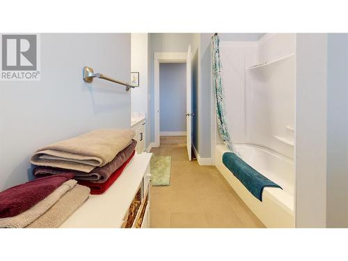 2526 Waverly Drive, Blind Bay, BC - Indoor Photo Showing Bathroom