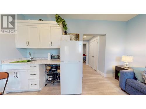 2526 Waverly Drive, Blind Bay, BC - Indoor Photo Showing Kitchen