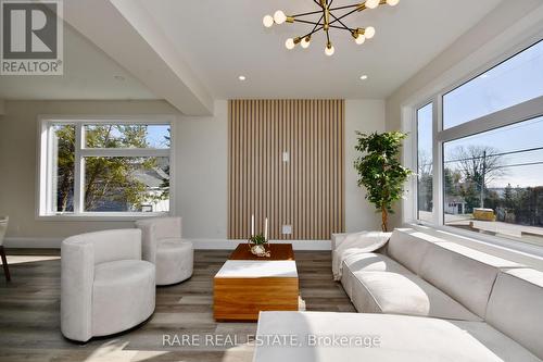 1411 Maple Way, Innisfil, ON - Indoor Photo Showing Living Room