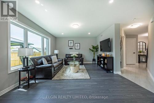 13 White Tail Path, St. Thomas, ON - Indoor Photo Showing Living Room