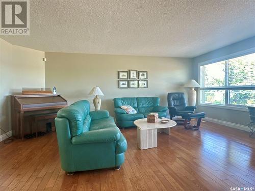 100 Centre Street, Regina Beach, SK - Indoor Photo Showing Living Room