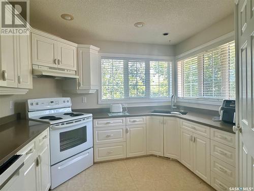 100 Centre Street, Regina Beach, SK - Indoor Photo Showing Kitchen