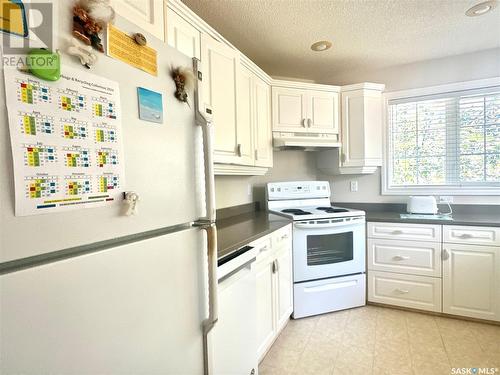 100 Centre Street, Regina Beach, SK - Indoor Photo Showing Kitchen