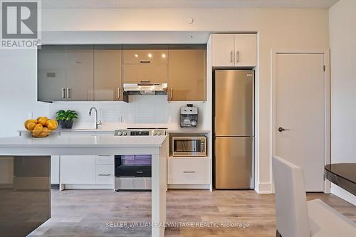 1610 - 188 Fairview Mall Drive, Toronto (Don Valley Village), ON - Indoor Photo Showing Kitchen With Upgraded Kitchen