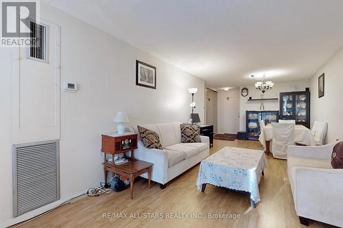 605 - 1275 Markham Road, Toronto (Woburn), ON - Indoor Photo Showing Living Room