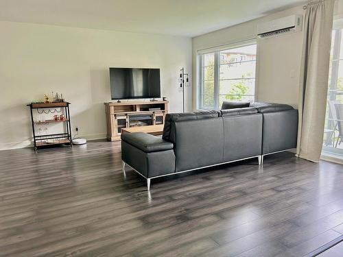 Salon - 102-130 Rue Des Aubépines, Vaudreuil-Dorion, QC - Indoor Photo Showing Living Room