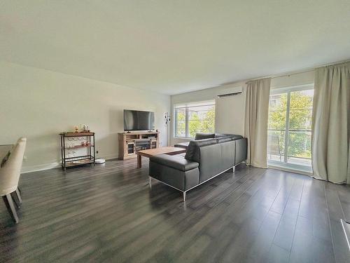 Salon - 102-130 Rue Des Aubépines, Vaudreuil-Dorion, QC - Indoor Photo Showing Living Room