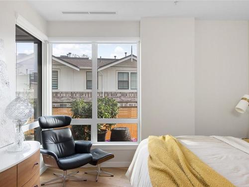 205-1201 Fort St, Victoria, BC - Indoor Photo Showing Bedroom