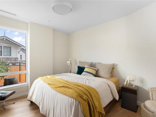 205-1201 Fort St, Victoria, BC - Indoor Photo Showing Bedroom