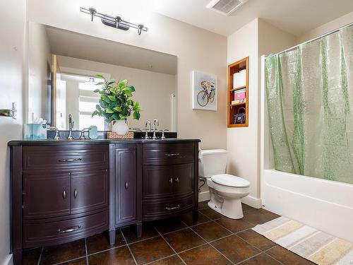 203-1629 Townsite Rd, Nanaimo, BC - Indoor Photo Showing Bathroom