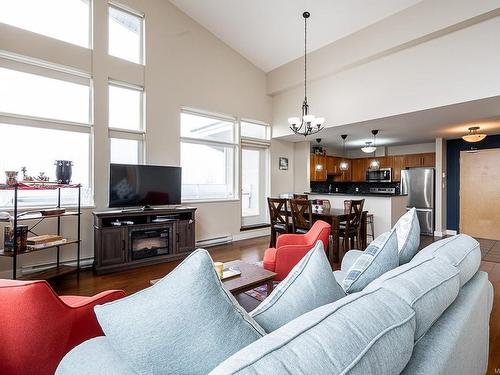 203-1629 Townsite Rd, Nanaimo, BC - Indoor Photo Showing Living Room