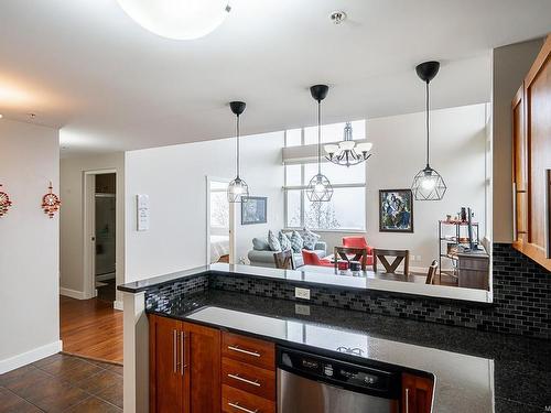 203-1629 Townsite Rd, Nanaimo, BC - Indoor Photo Showing Kitchen