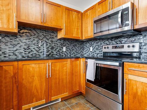 203-1629 Townsite Rd, Nanaimo, BC - Indoor Photo Showing Kitchen