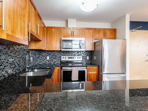 203-1629 Townsite Rd, Nanaimo, BC - Indoor Photo Showing Kitchen With Double Sink With Upgraded Kitchen