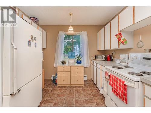 4420 Schubert Road, Spallumcheen, BC - Indoor Photo Showing Kitchen