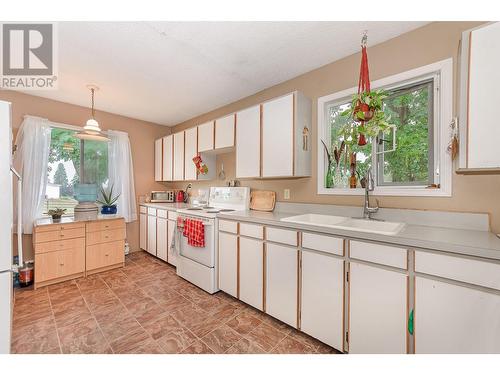 4420 Schubert Road, Spallumcheen, BC - Indoor Photo Showing Kitchen