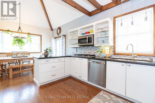 63 Broadview Street, Collingwood, ON - Indoor Photo Showing Kitchen With Upgraded Kitchen