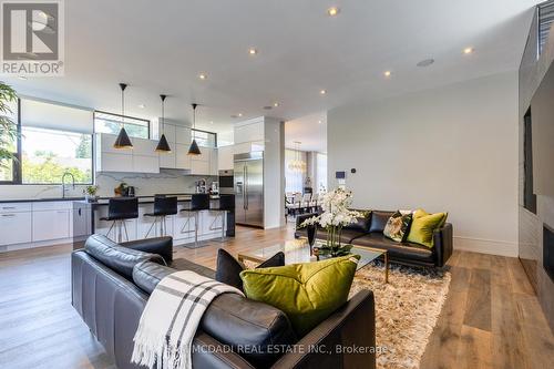 33 Wenonah Drive, Mississauga, ON - Indoor Photo Showing Living Room