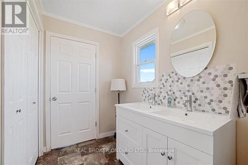 144132 Hawkins Road, Tillsonburg, ON - Indoor Photo Showing Bathroom