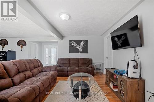 144132 Hawkins Road, Tillsonburg, ON - Indoor Photo Showing Living Room