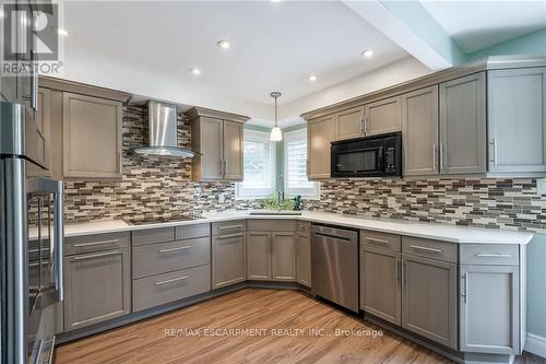 15 Pinecreek Road, Hamilton (Waterdown), ON - Indoor Photo Showing Kitchen With Upgraded Kitchen